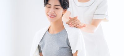 首こりを施術している画像